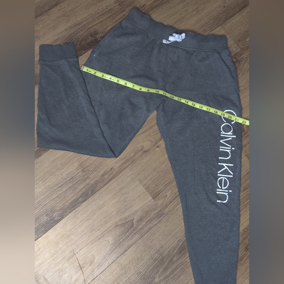 Cozy Comfy Calvin Klein Sweats - Picture 3 of 4